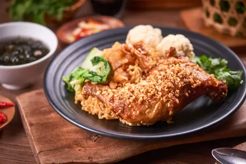 Hình ảnh Mì trộn gà mắm tỏi