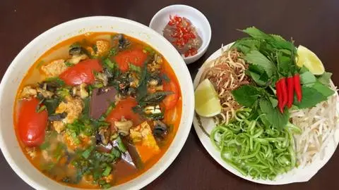 Hình ảnh Bún riêu tô đầy đủ cua chả mọc ốc