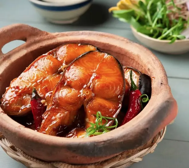 Hình ảnh Cơm cá basa kho tộ