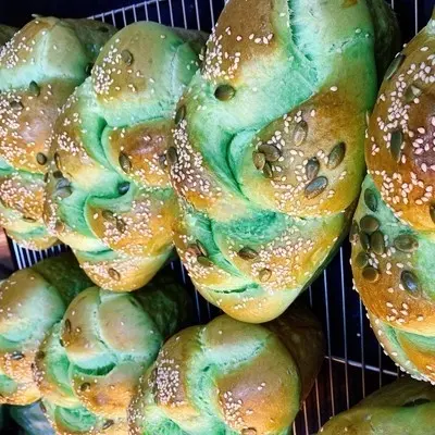 Hình ảnh Bánh mì hoa cúc lá dứa