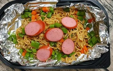 Hình ảnh Mì trộn indomie cá viên - xúc xích