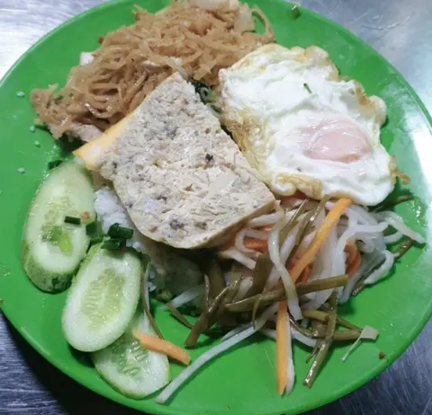 Hình ảnh Cơm bì ốp la