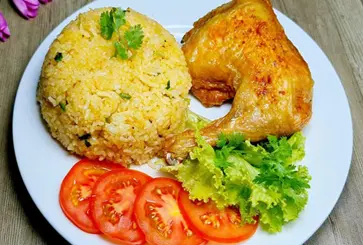 Hình ảnh Cơm gà xối mỡ đùi góc tư