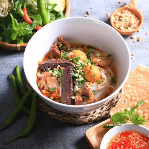 Hình ảnh Mì quảng lòng gà trứng non