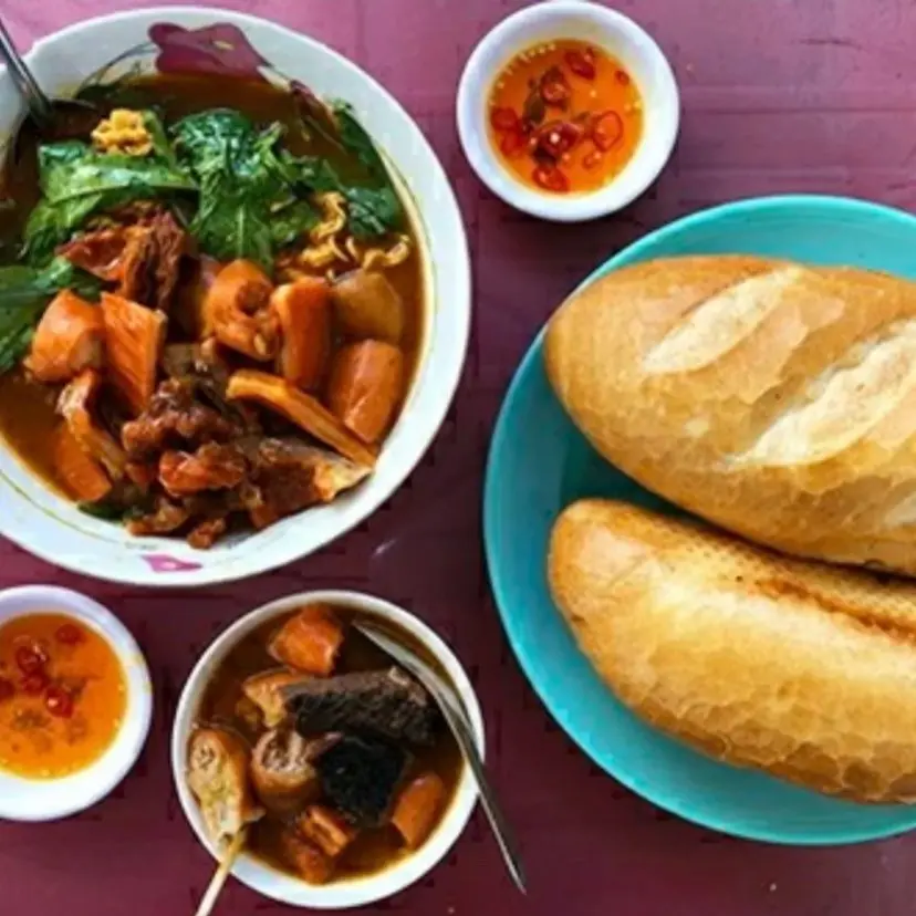 Hình ảnh Phá lấu bánh mì phần lớn
