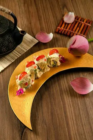 Hình ảnh Cơm cuộn trái cây phô mai vọng nguyệt 4 pcs - vong nguyet cheese fruit uramaki 4 pcs - ve38