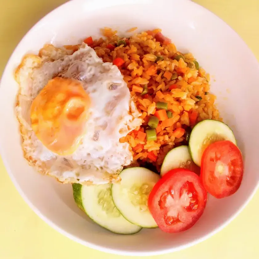 Hình ảnh Cơm chiên xúc xích ốp la