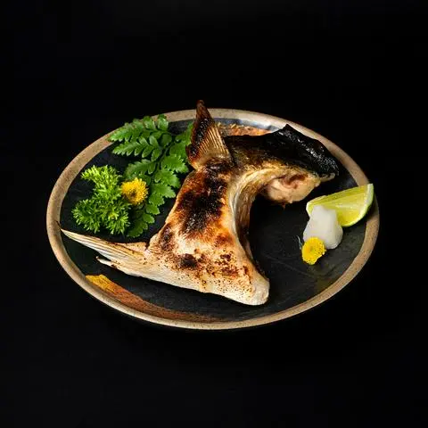 Hình ảnh Mang cá hamachi nướng muối - salt - grilled amberjack collar - ya28