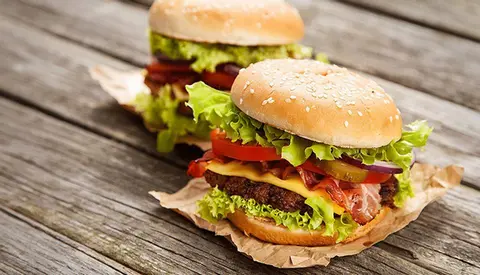 Hình ảnh Hamburger bò + xúc xích