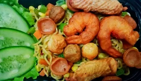 Hình ảnh Combo mì trộn hải sản surimi - súp bò viên gân - 1 coca mini