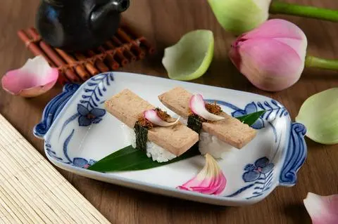 Hình ảnh Cơm nắm giò nấm huệ năng - hue nang vegan mushroom sausage nigiri - chay - ve18
