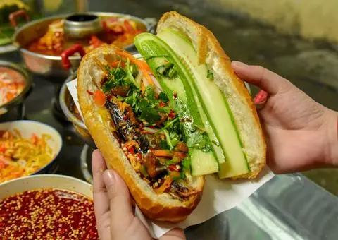 Hình ảnh Bánh mì cá nục nguyên con - nước mía lau