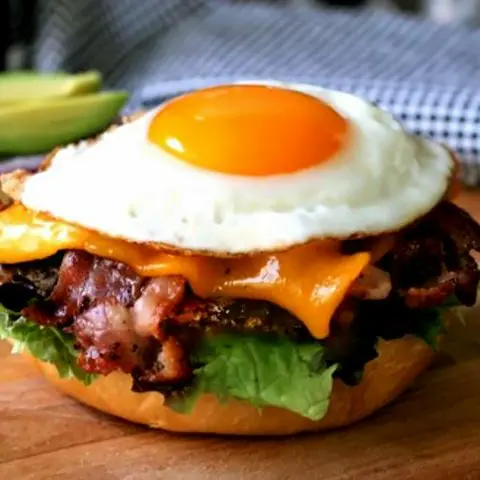 Hình ảnh BURGER BÒ TRỨNG PHÔ MAI