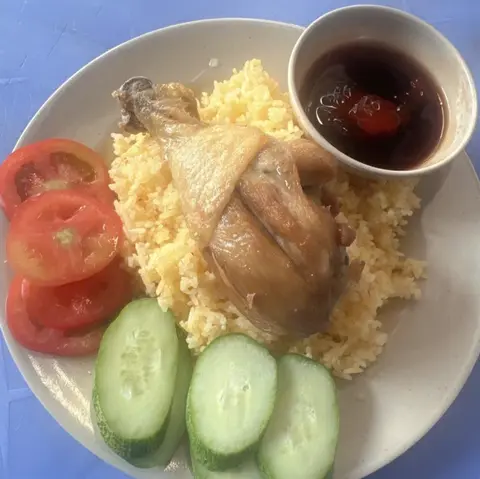 Hình ảnh Cơm gà xối mỡ