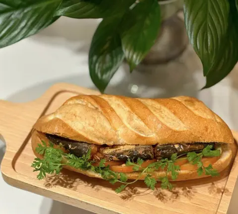 Hình ảnh Bánh mì cá hộp