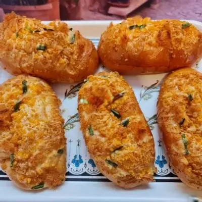 Hình ảnh Bánh mì chà bông trứng muối