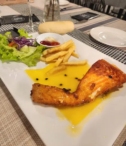 Hình ảnh Cá hồi Na Uy ăn kèm sốt - Grilled salmon with sauce