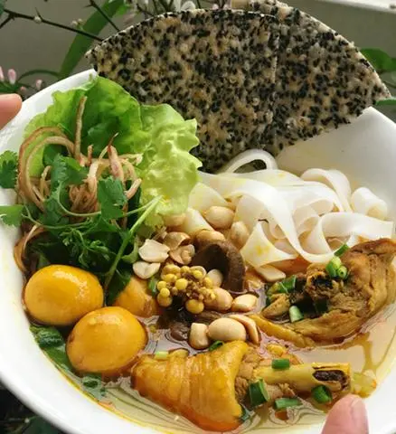 Hình ảnh Mì Quảng gà - trứng non