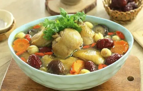 Hình ảnh Cháo gà ác hầm hạt sen táo đỏ