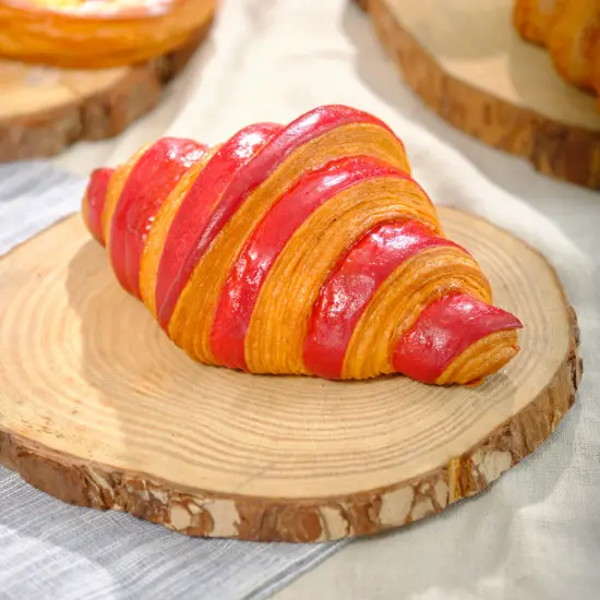 Hình ảnh Bánh croissant đỏ