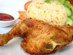 Hình ảnh Cơm gà xối mỡ vừa