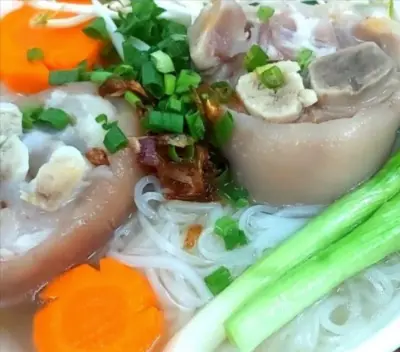 Hình ảnh Hủ tiếu giò heo + hoành thánh +huyết