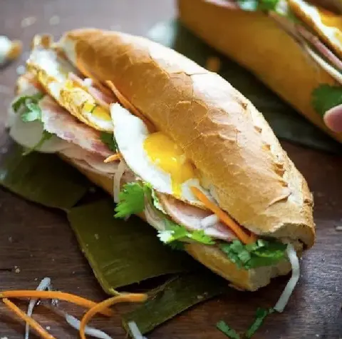 Hình ảnh Bánh mì trứng - heo quay