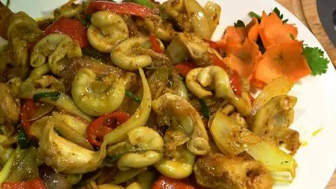 Hình ảnh Dồi trường heo xào sa tế