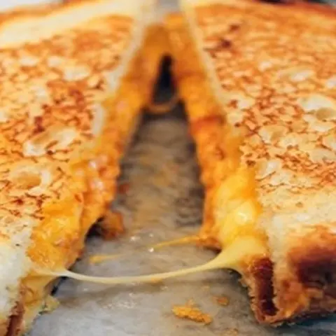 Hình ảnh Sandwich nướng xúc xích chà bông