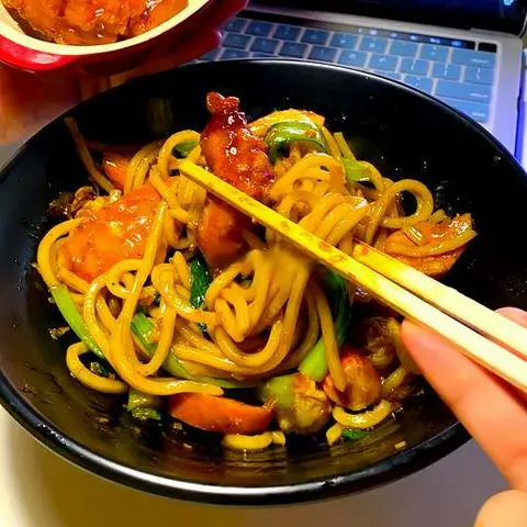 Hình ảnh Mì tươi sốt sate cay nồng xào thập cẩm