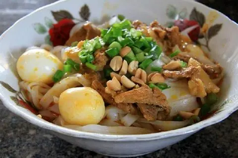 Hình ảnh Mì Quảng sườn trứng