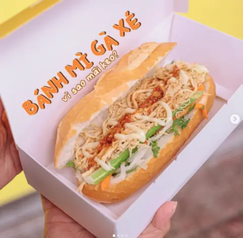 Hình ảnh Bánh mì gà xé