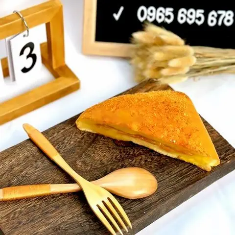 Hình ảnh Bánh mì tam giác sốt xúc xích chà bông