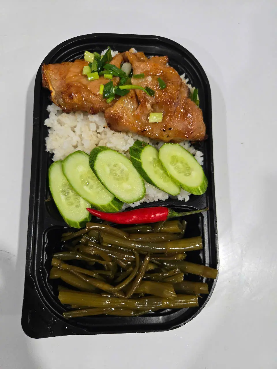 Hình ảnh Cơm sườn ( có hộp canh)