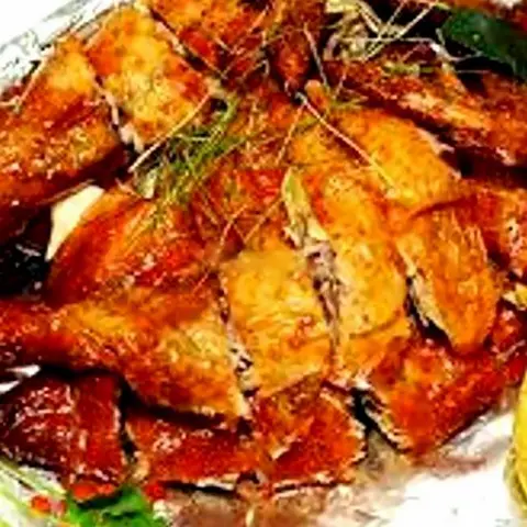 Hình ảnh Gà nguyên con rô ti kèm rau