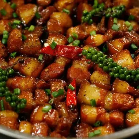 Hình ảnh Cơm thịt ba chỉ kho tiêu xanh
