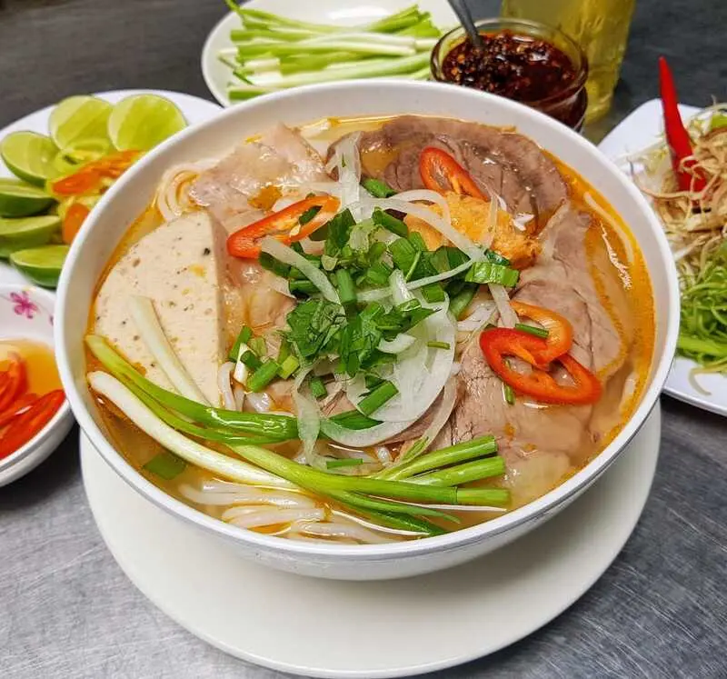 Hình ảnh Bún bò tái nạm chả