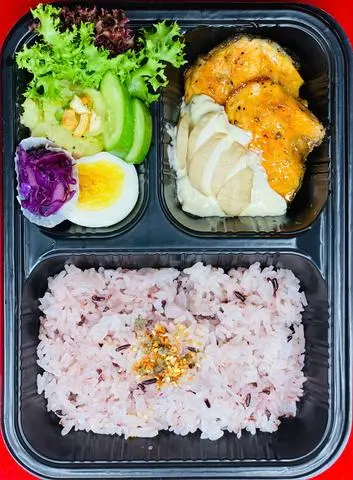 Hình ảnh Cơm cá hồi áp chảo kèm sốt kem nấm