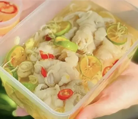 Hình ảnh Chân gà rút xương ngâm sả tắc