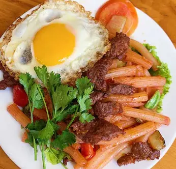 Hình ảnh Nui sốt bò xúc xích trứng chiên