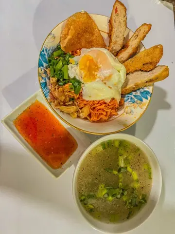 Hình ảnh Mì trộn trứng lòng đào chả mực
