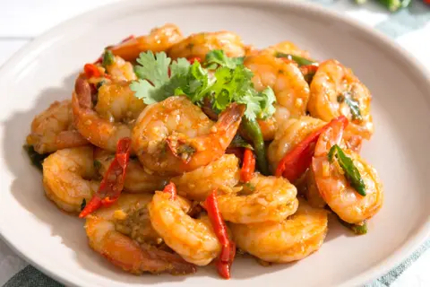 Hình ảnh Cơm trắng tôm nguyên con xào Thái