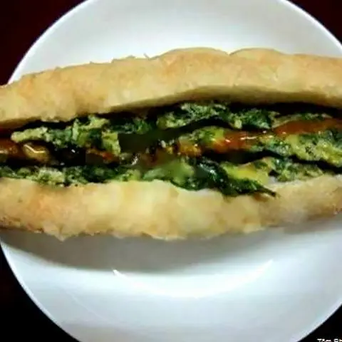 Hình ảnh Bánh mì trứng chiên lá ngải