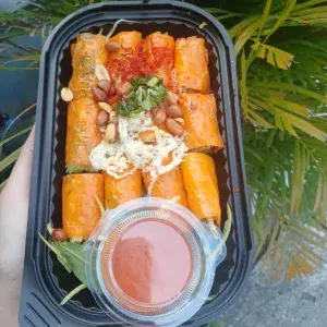 Hình ảnh Bánh tráng cuộn chấm sốt