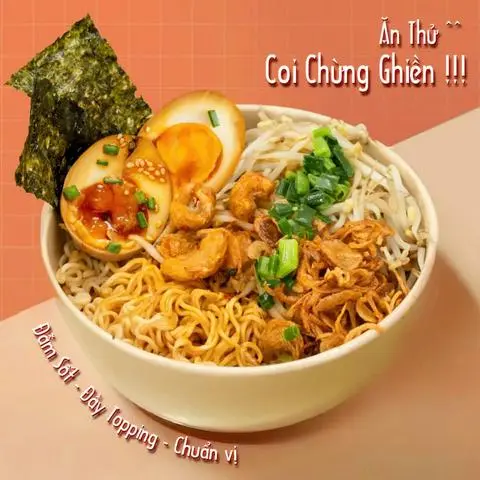 Hình ảnh Mì trộn trứng ngâm lòng đào