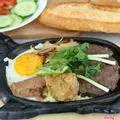 Hình ảnh Bò né 5 ngon ( Bò, trứng, pate, xúc xích, chả, bánh mì, rau)