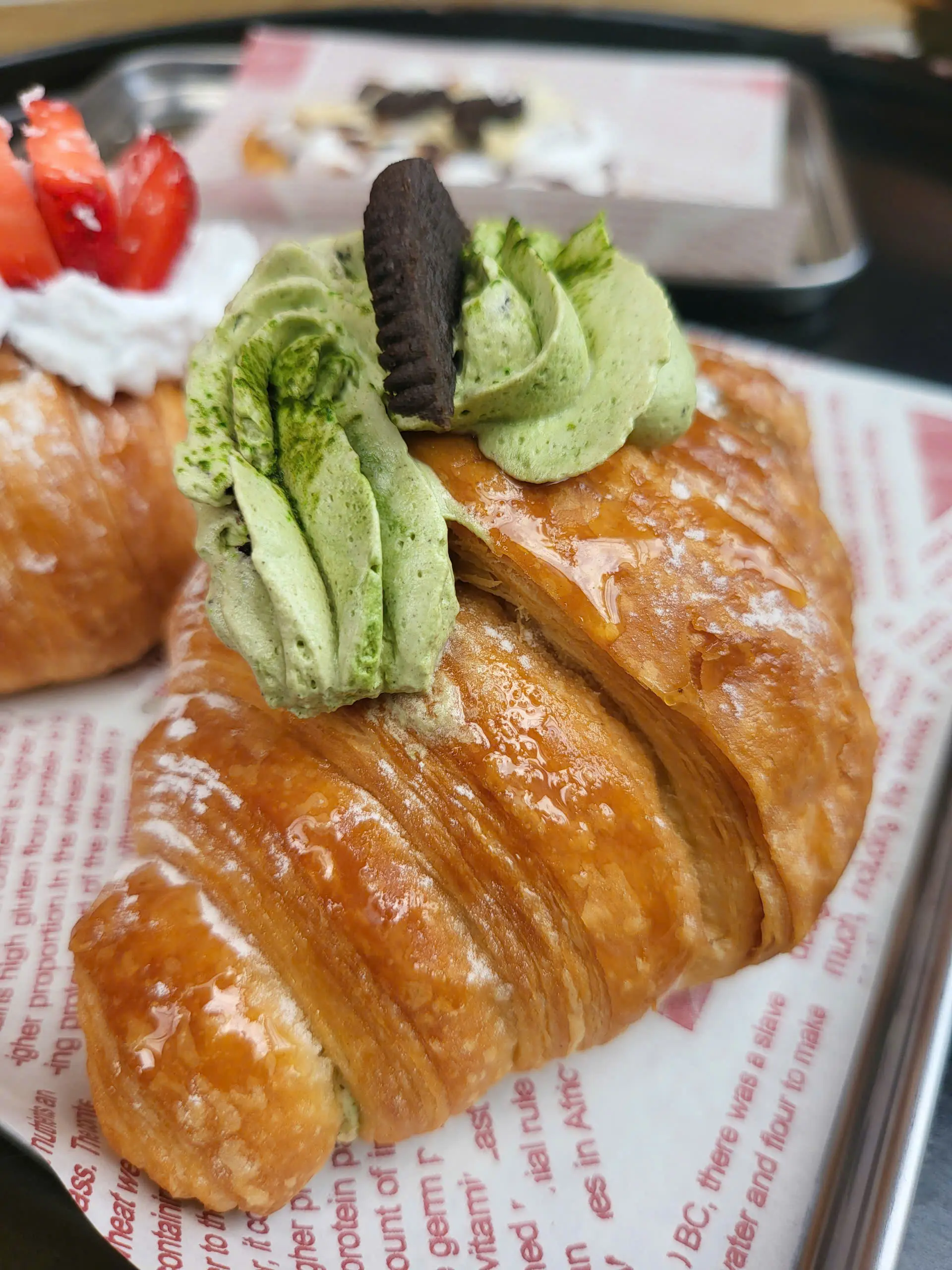 Hình ảnh Croissant matcha oreo