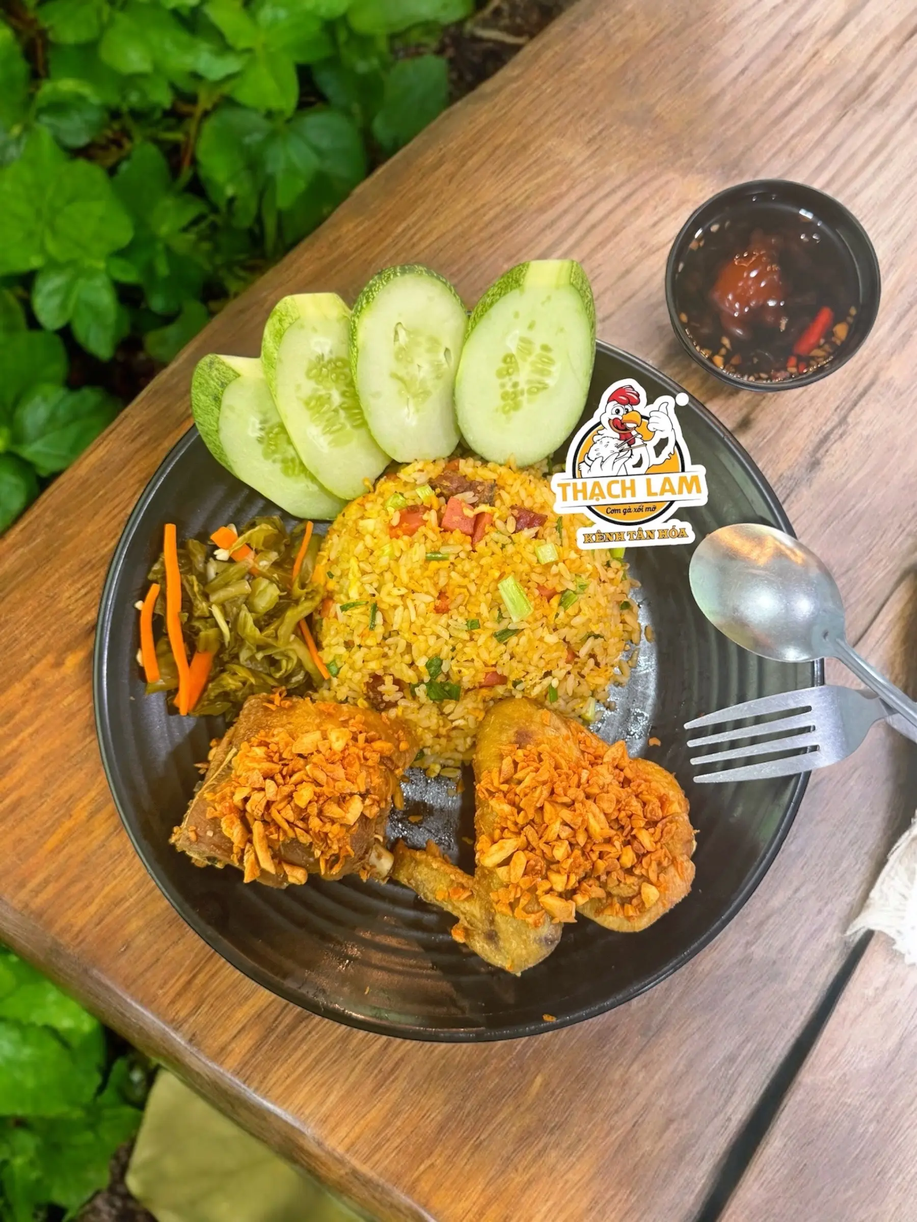 Hình ảnh Cơm chiên Dương Châu sốt mắm tỏi - cánh gà