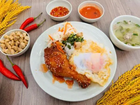 Hình ảnh Cơm đùi gà sốt ngũ vị