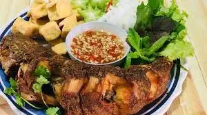 Hình ảnh Cá lóc chiên giòn cuốn rau